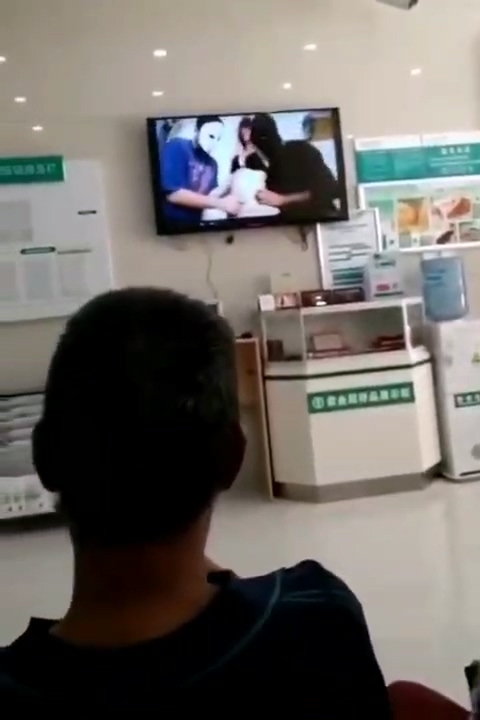 取钱不如看片存钱不如留种农业银行大厅播放小黄片