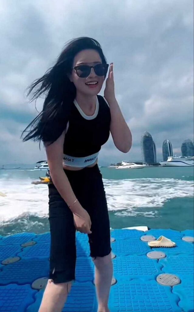 1300万粉丝网红红豆直播上线手撕男友出轨女助理小媛
