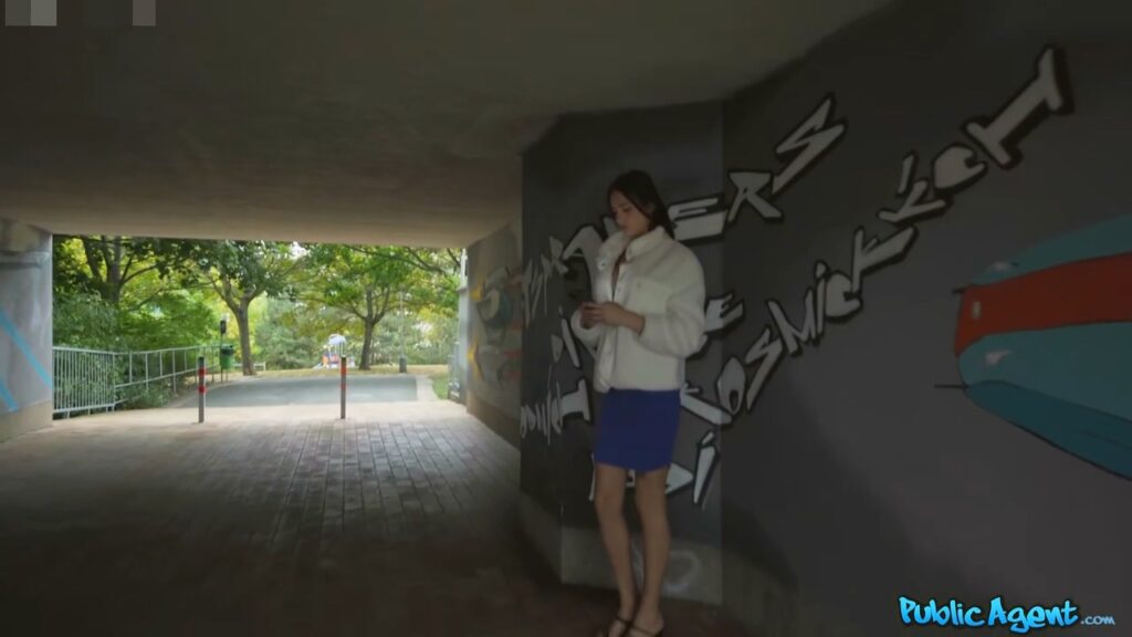 海外版真心话大冒险捷克街头搭讪桥底偶遇长腿美女