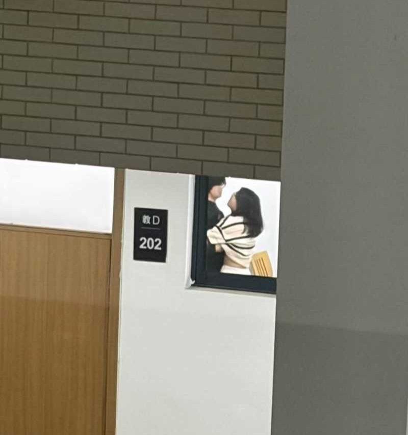 浙江中医药大学天雷勾地火小情侣无人教室上演成人内容