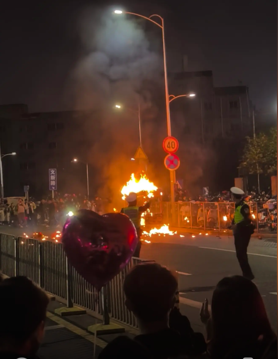 跨年惊魂夜青岛吾悦广场跨年活动氢气球爆炸现场一片狼藉