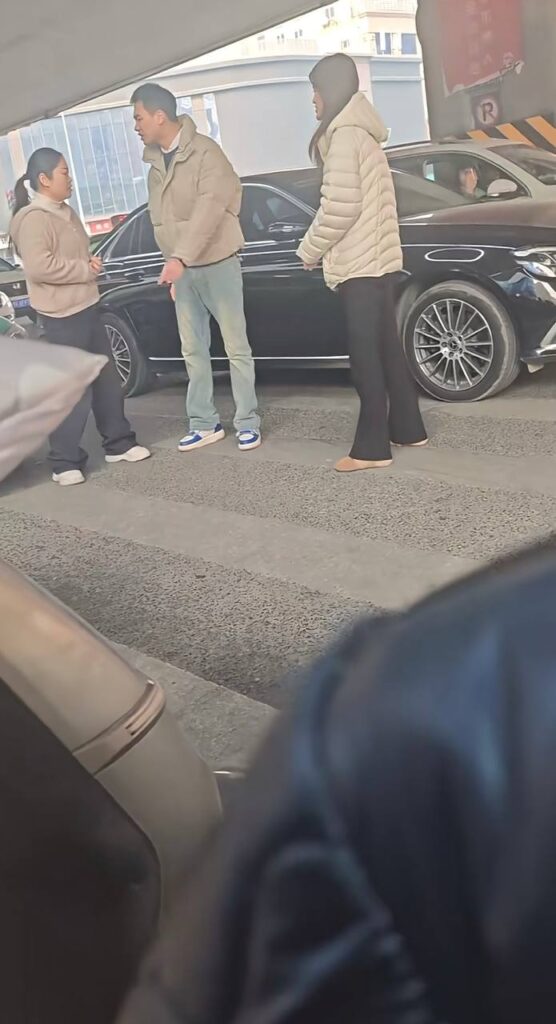 河南郑州奔驰哥被抓歼为了小三打原配被路人重拳出击