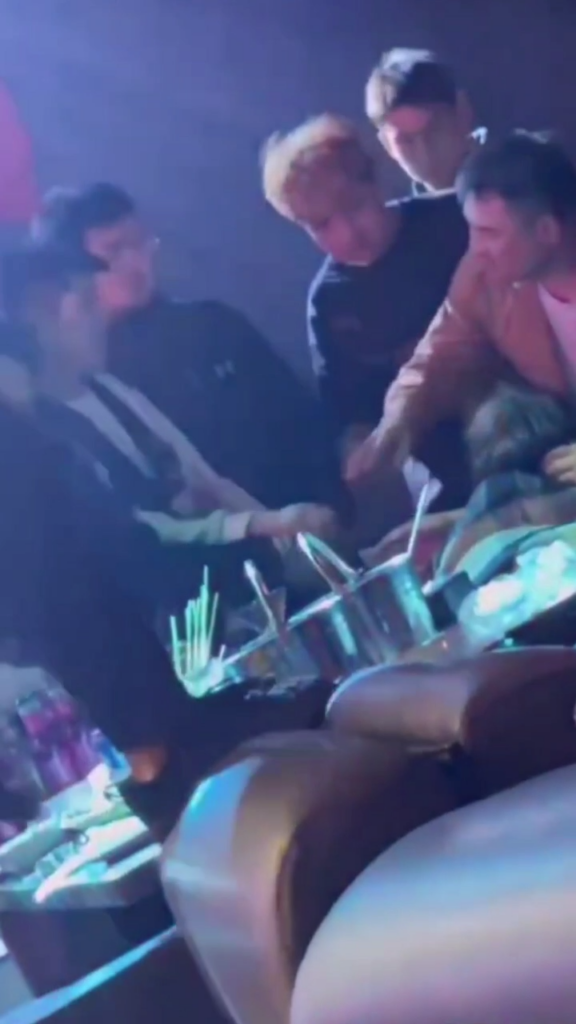 青岛奥斯卡酒吧夜店陪酒小妹酒后乱性当众吃鸡