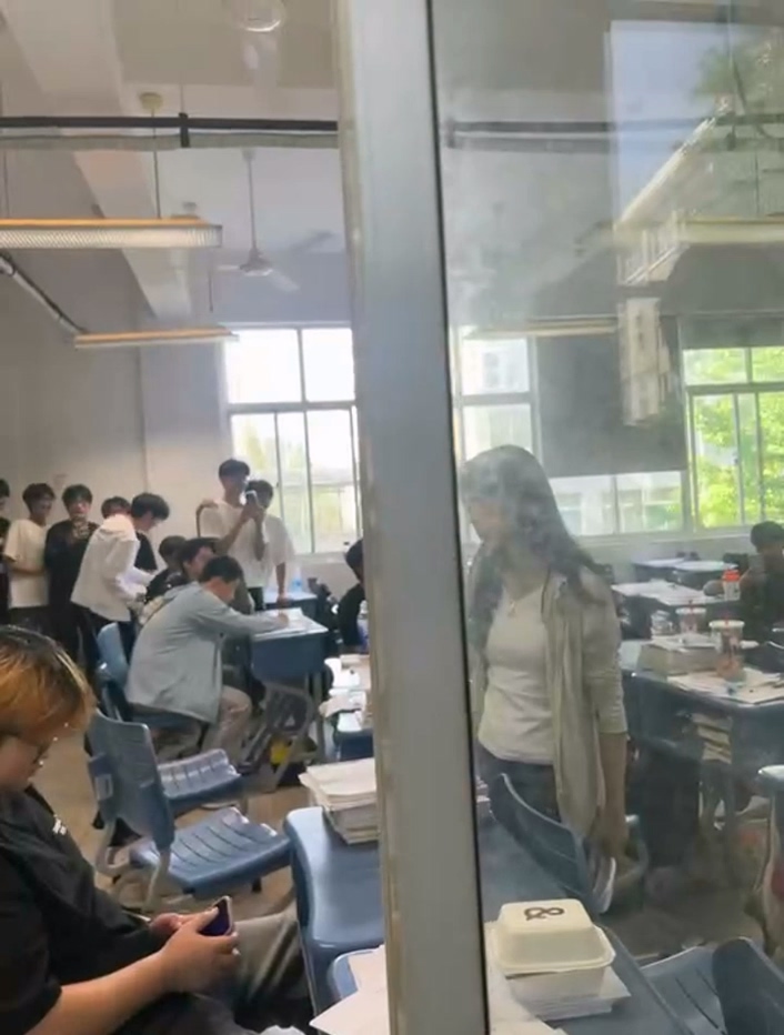 广东华侨高校神人诞生与女友自摸视频发到班级群