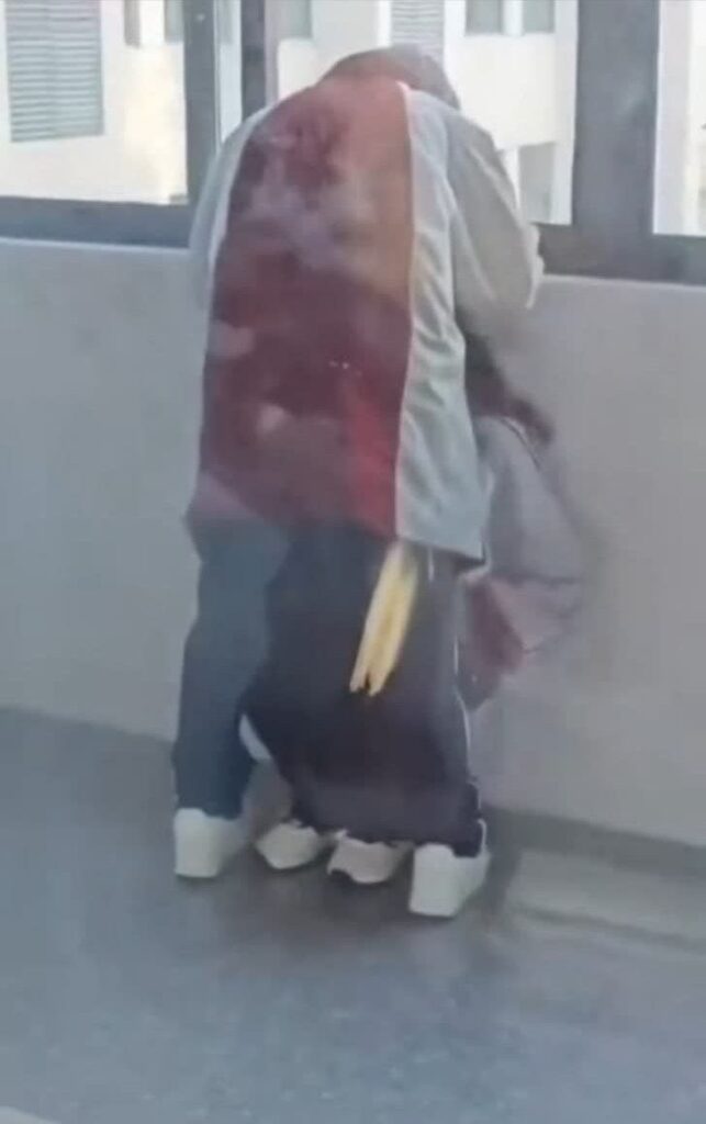 江苏淮阴大专职校教室走廊吃鸡事件大学生情侣当众口活