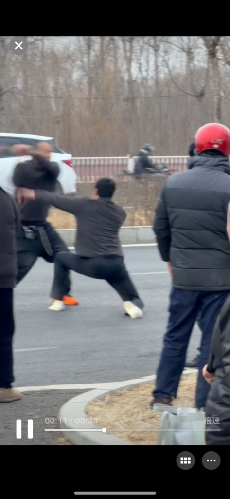 秦皇岛阿那亚突发暴力事件男子抡斧头砍伤路人