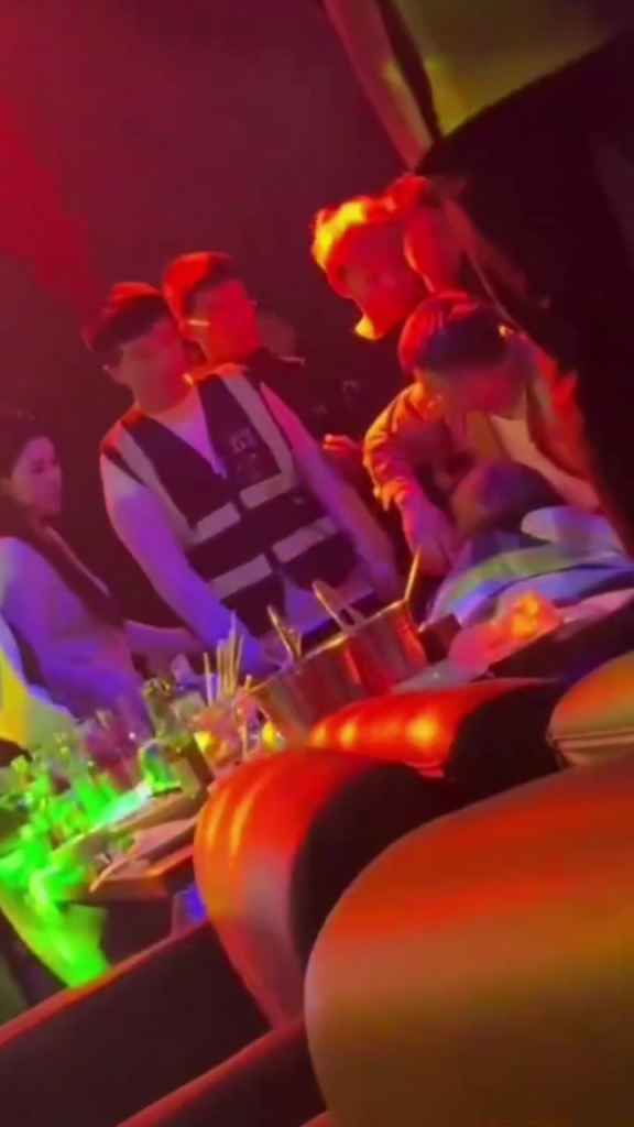青岛奥斯卡酒吧夜店陪酒小妹酒后乱性当众吃鸡