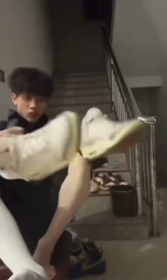 10万粉丝抖音男同cp网红小王睡醒了楼梯间自愉打飞机4分44秒完整版