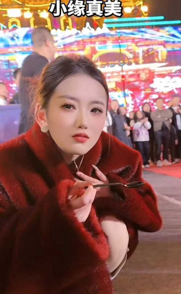 1300万粉丝网红红豆直播上线手撕男友出轨女助理小媛