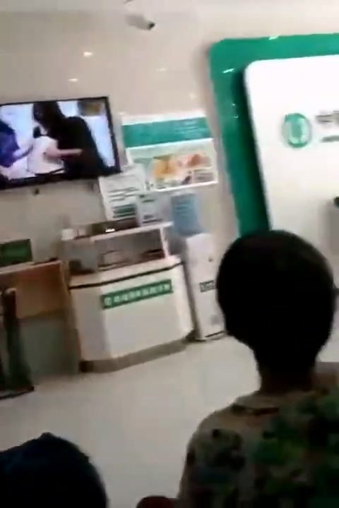 取钱不如看片存钱不如留种农业银行大厅播放小黄片