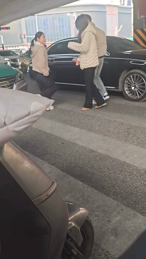 河南郑州奔驰哥被抓歼为了小三打原配被路人重拳出击