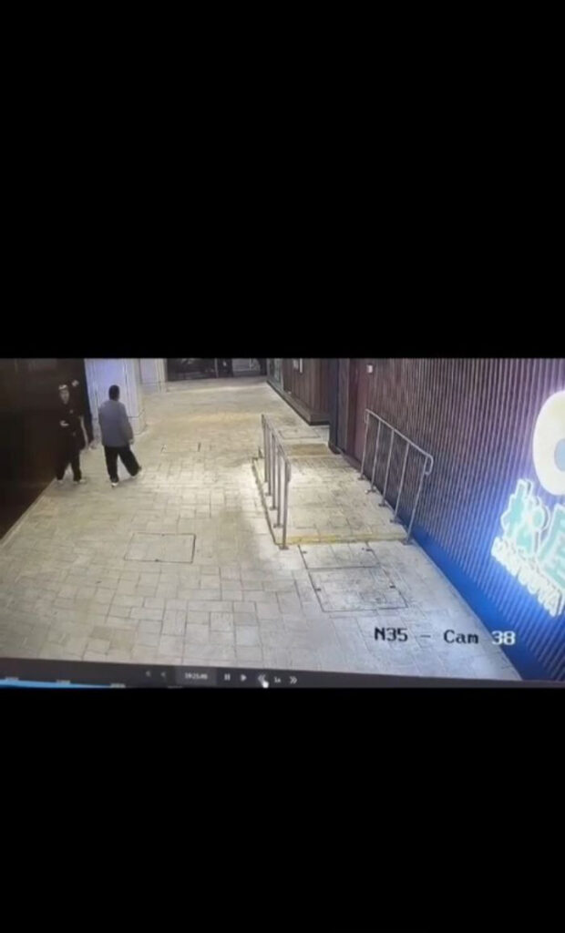 香港屯门突发暴力事件一男子手持刀具挟持人质