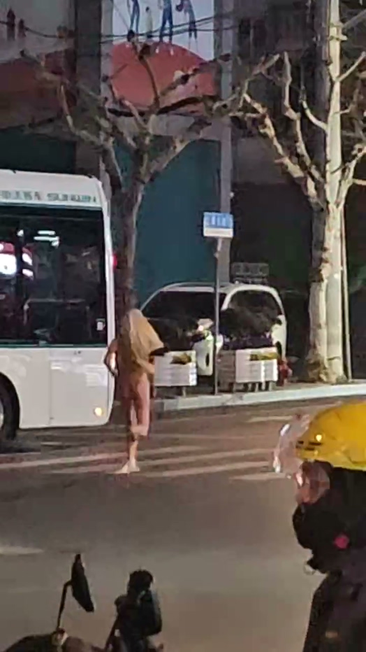 主人的任务上海普陀中环深夜惊现女子果奔