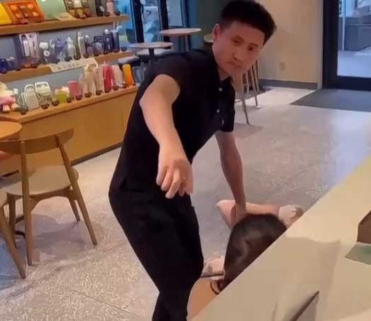 上海星巴克名媛大战渣男私会小三被原配当场抓包
