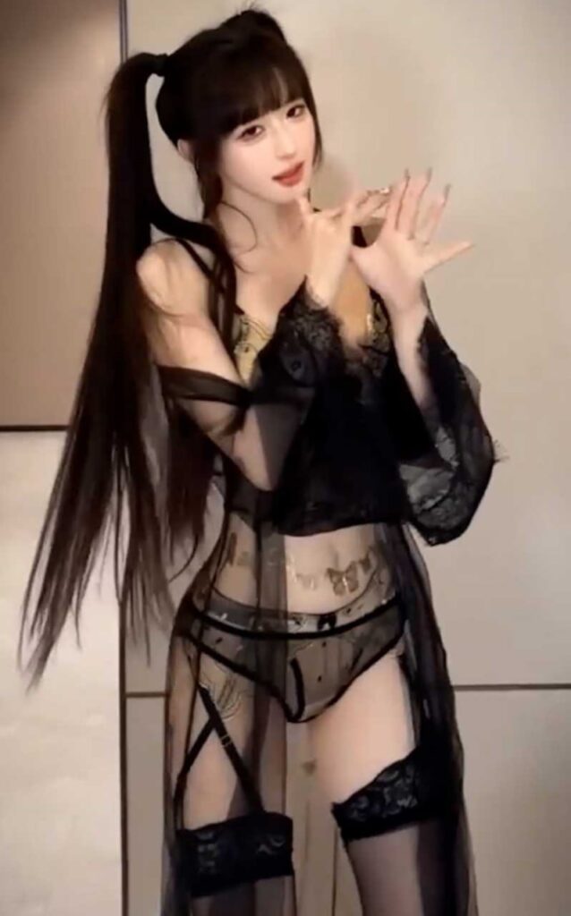 320万粉丝抖音擦边顶流超蓝布罗莉定制福利视频外流
