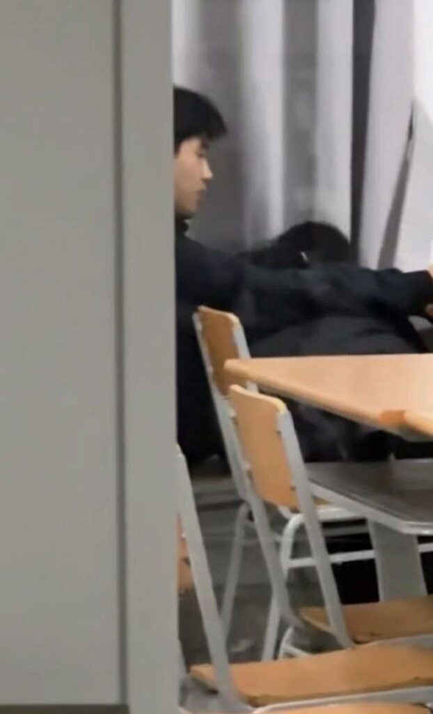 山东财经大学7409教室事件情侣晚自习低头吃鸡大赛