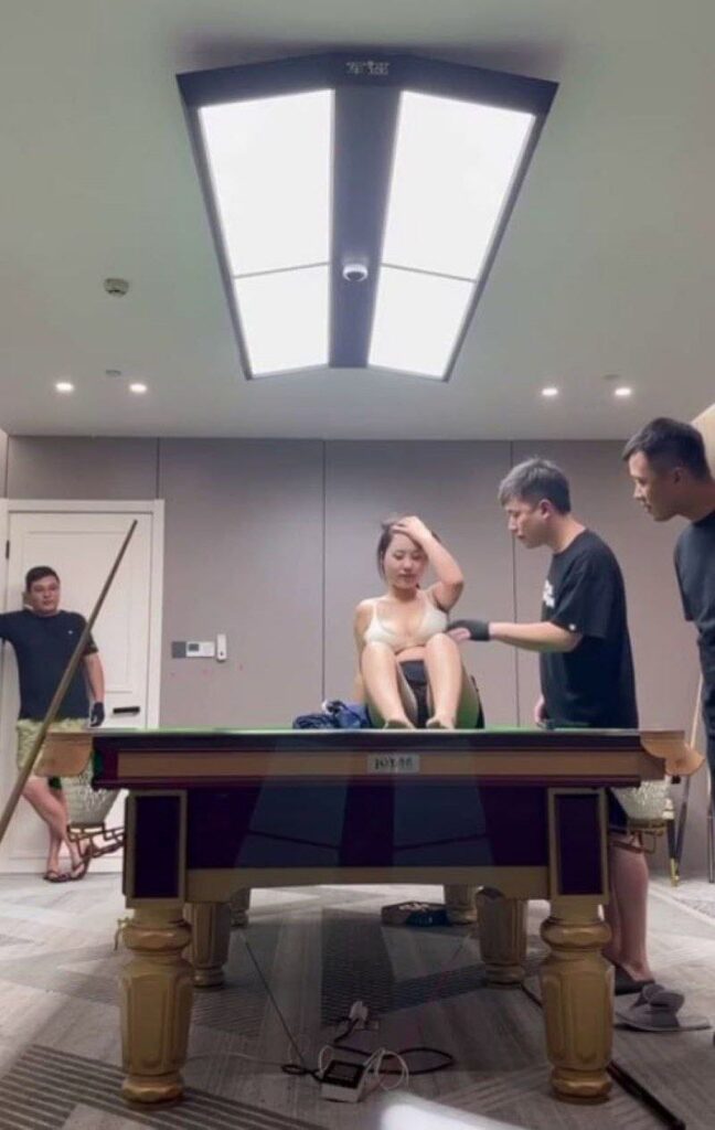 台球好啊台球得学江苏东台名爵台球厅巨茹助教带球撞人