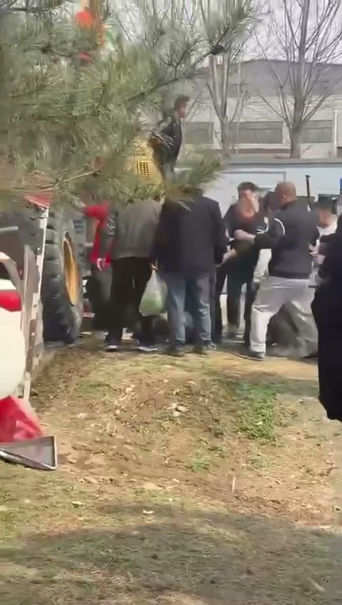 北京房山大集突发恶性事件失控铲车冲撞集市